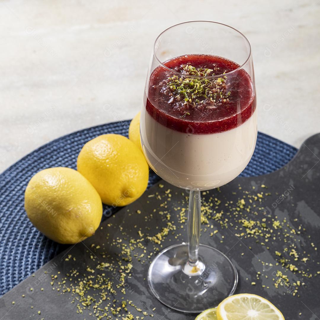 Mousse de limão em tigela de cristal com cobertura de geléia de morango Imagem JPG