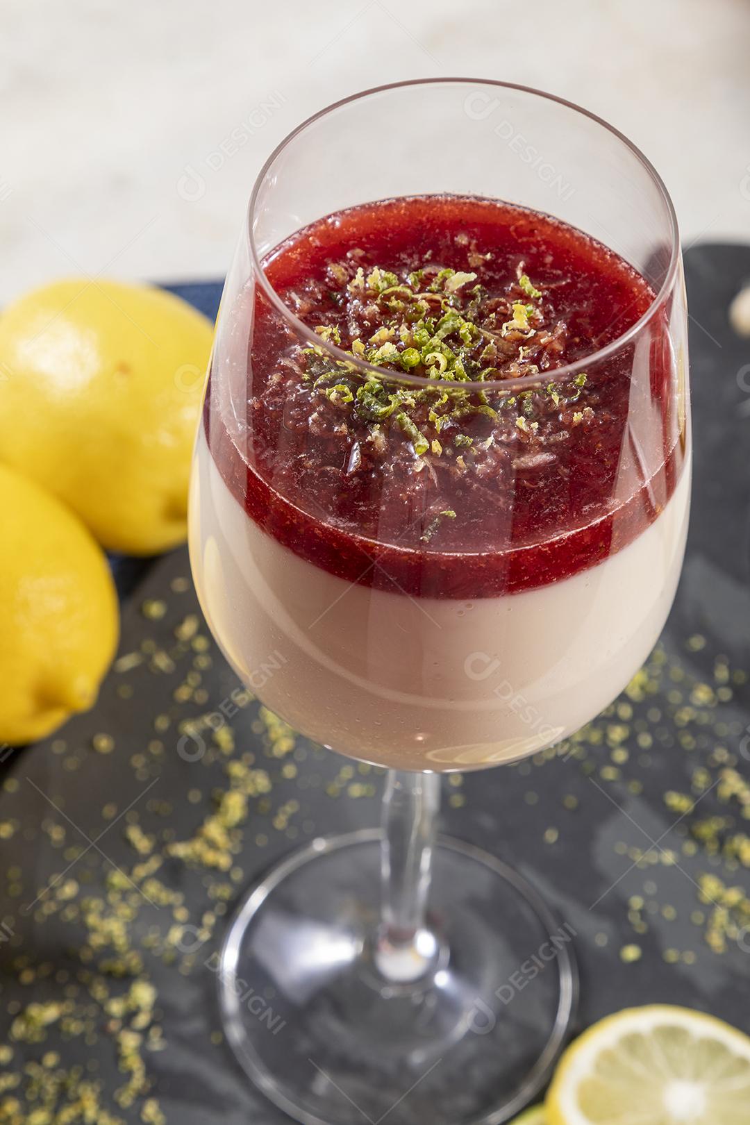 Mousse de limão em tigela de cristal com cobertura de geléia de morango Imagem JPG