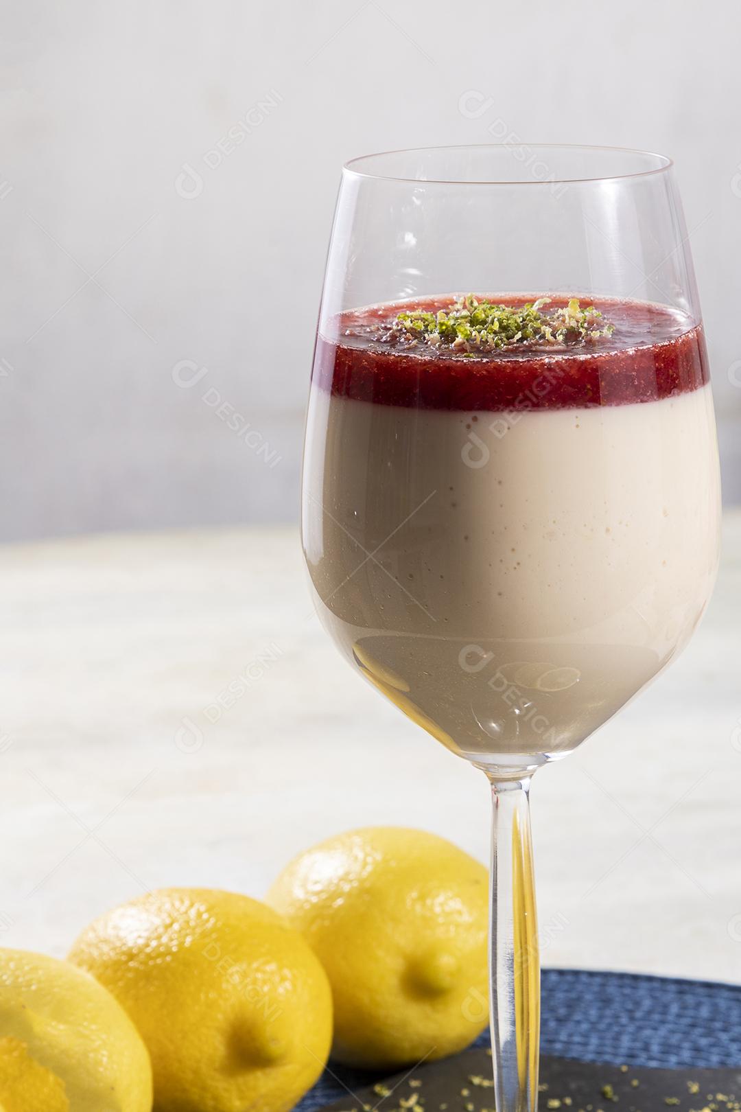 Mousse de limão em tigela de cristal com cobertura de geléia de morango Imagem JPG