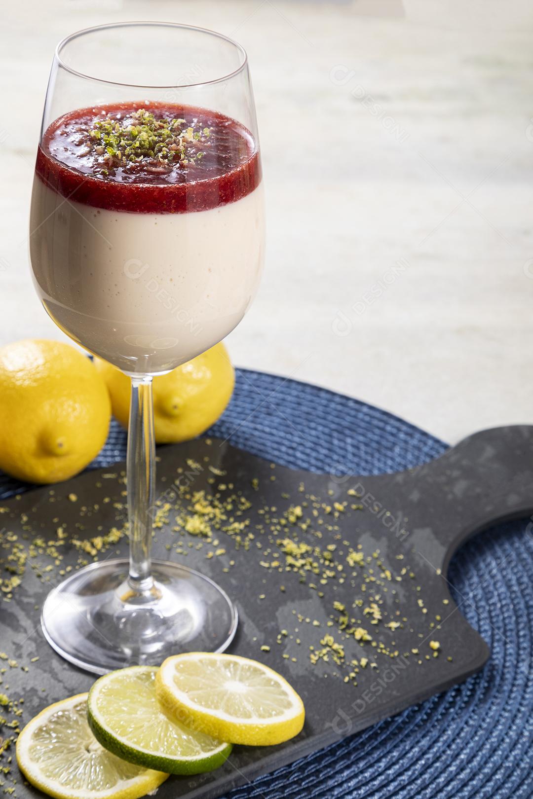 Mousse de limão em tigela de cristal com cobertura de geléia de morango Imagem JPG