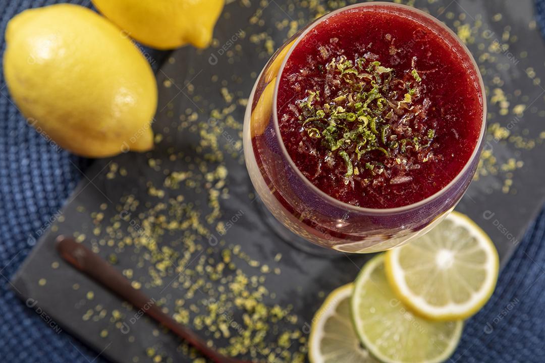 Mousse de morango em tigela de cristal com cobertura de geléia de morango Imagem JPG