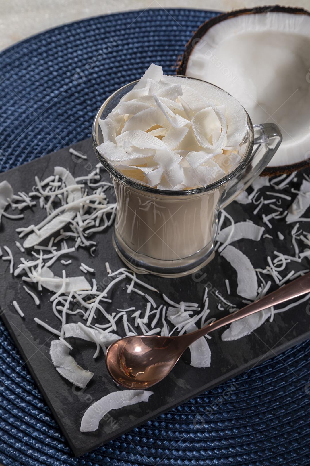 Delicioso mousse de côco em copo de vidro Imagem JPG