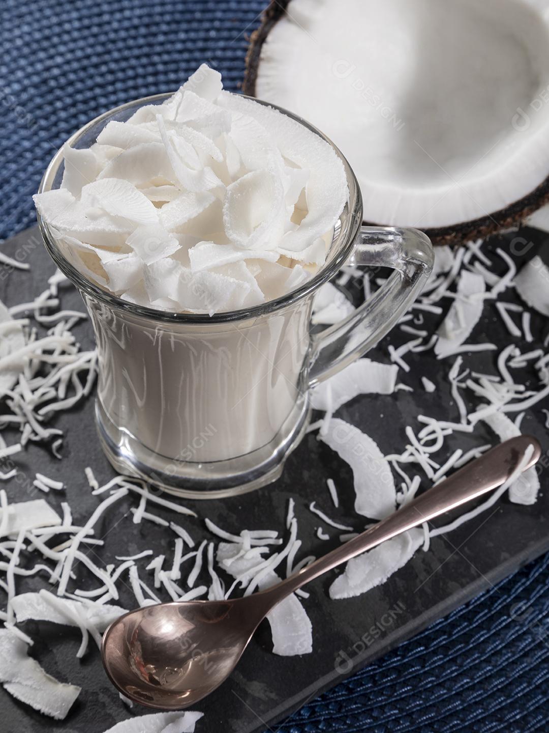 Delicioso mousse de côco em copo de vidro Imagem JPG