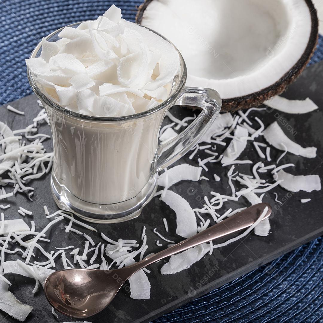 Delicioso mousse de côco em copo de vidro Imagem JPG