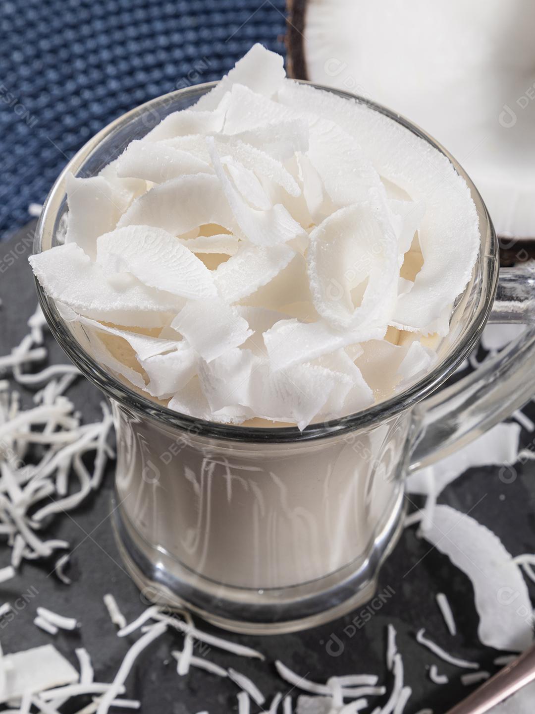 Delicioso mousse de côco em copo de vidro Imagem JPG