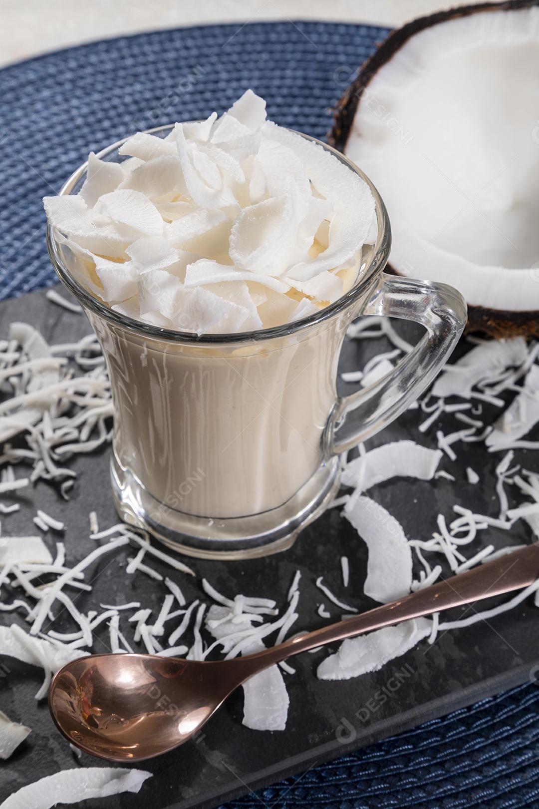 Delicioso mousse de côco em copo de vidro Imagem JPG