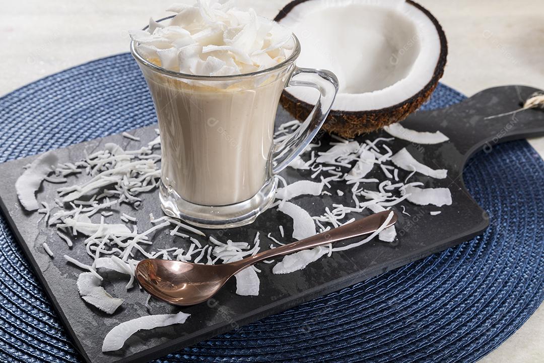 Delicioso mousse de côco em copo de vidro Imagem JPG