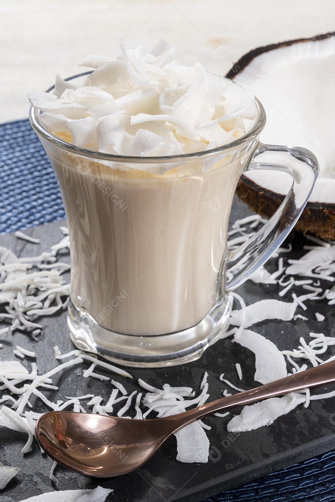 Delicioso mousse de côco em copo de vidro Imagem JPG