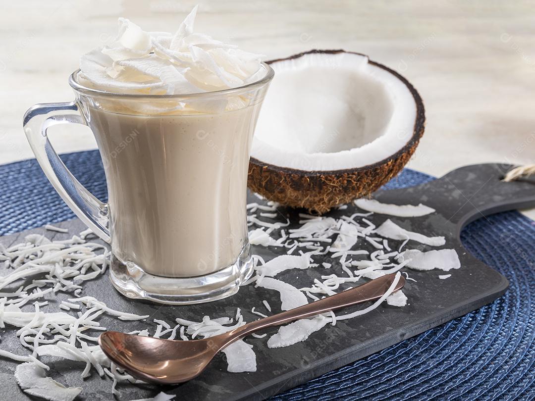 Delicioso mousse de côco em copo de vidro Imagem JPG