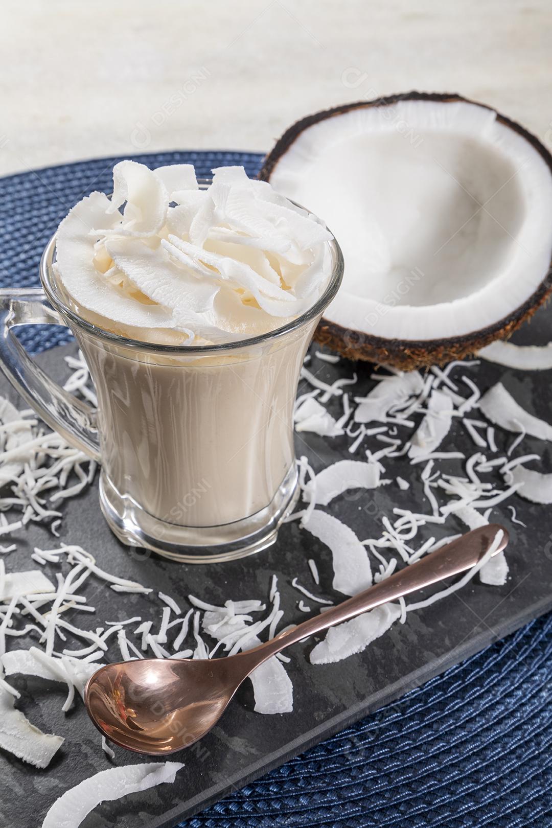 Delicioso mousse de côco em copo de vidro Imagem JPG