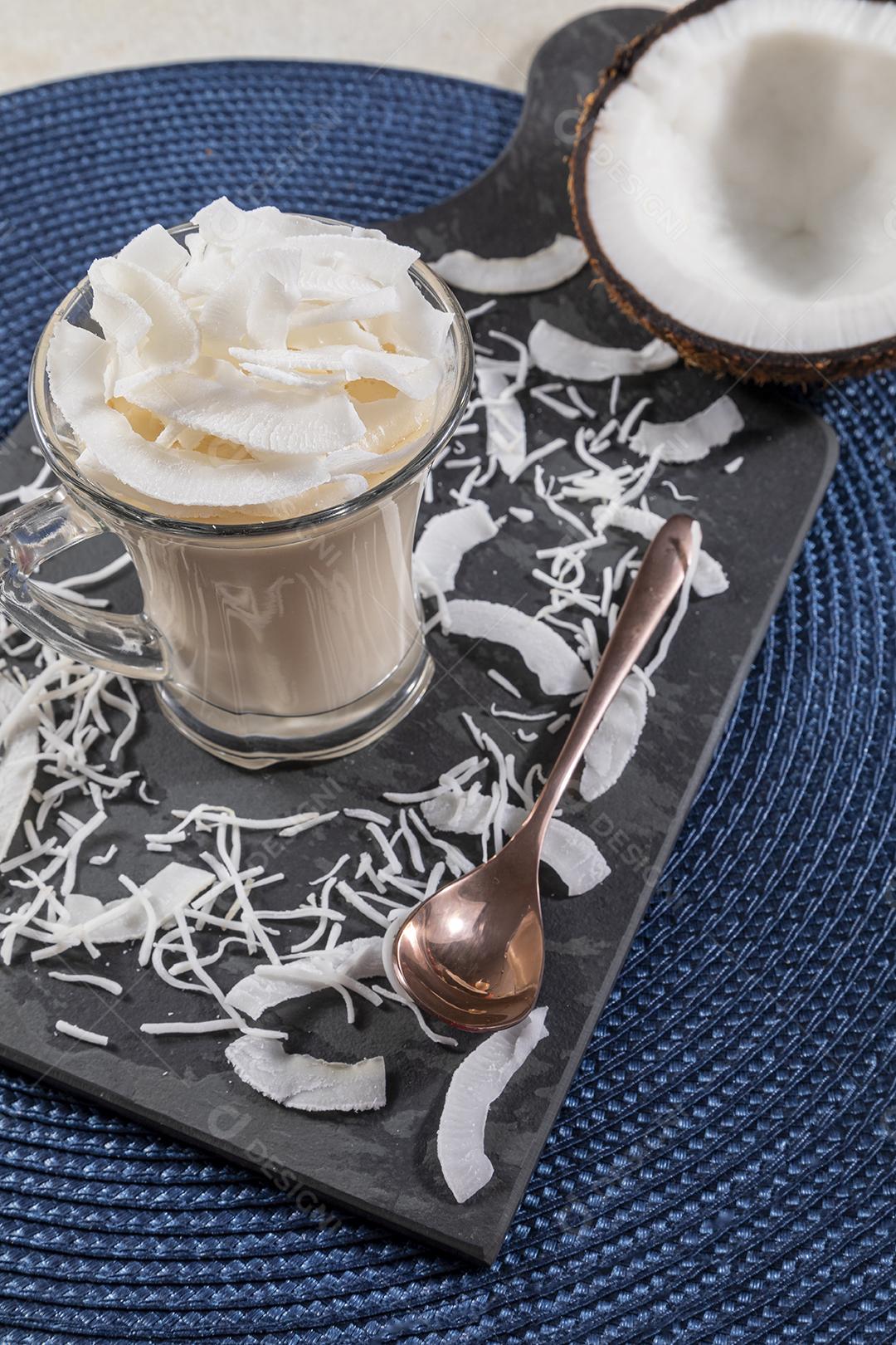 Delicioso mousse de côco em copo de vidro Imagem JPG