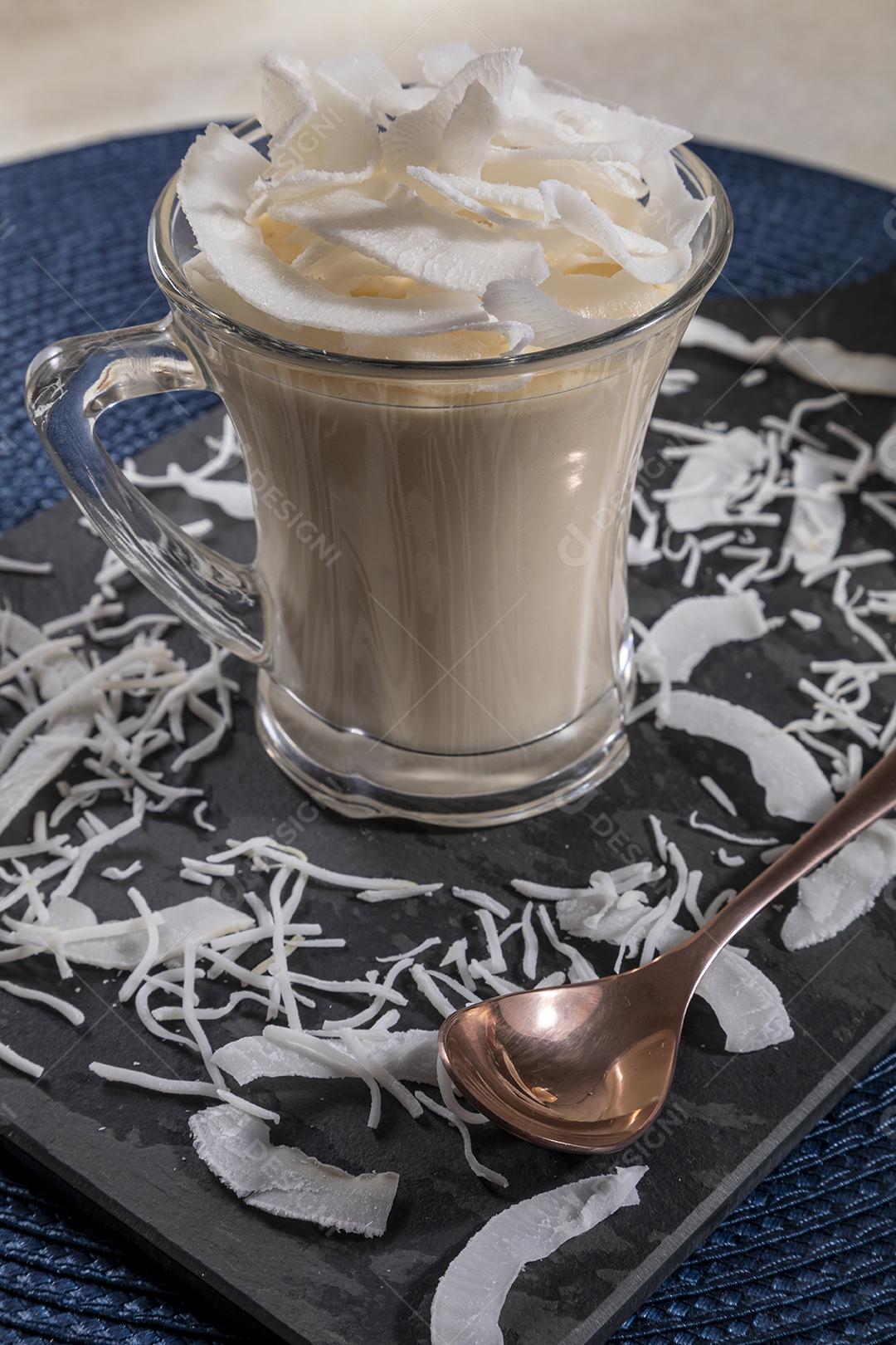 Delicioso mousse de côco em copo de vidro Imagem JPG