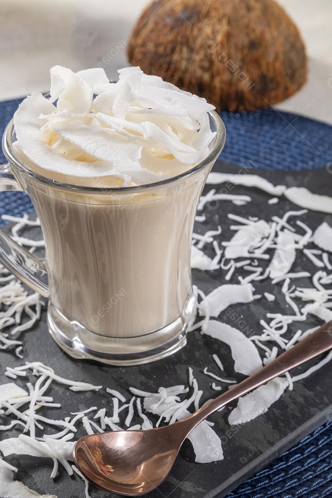 Delicioso mousse de côco em copo de vidro Imagem JPG