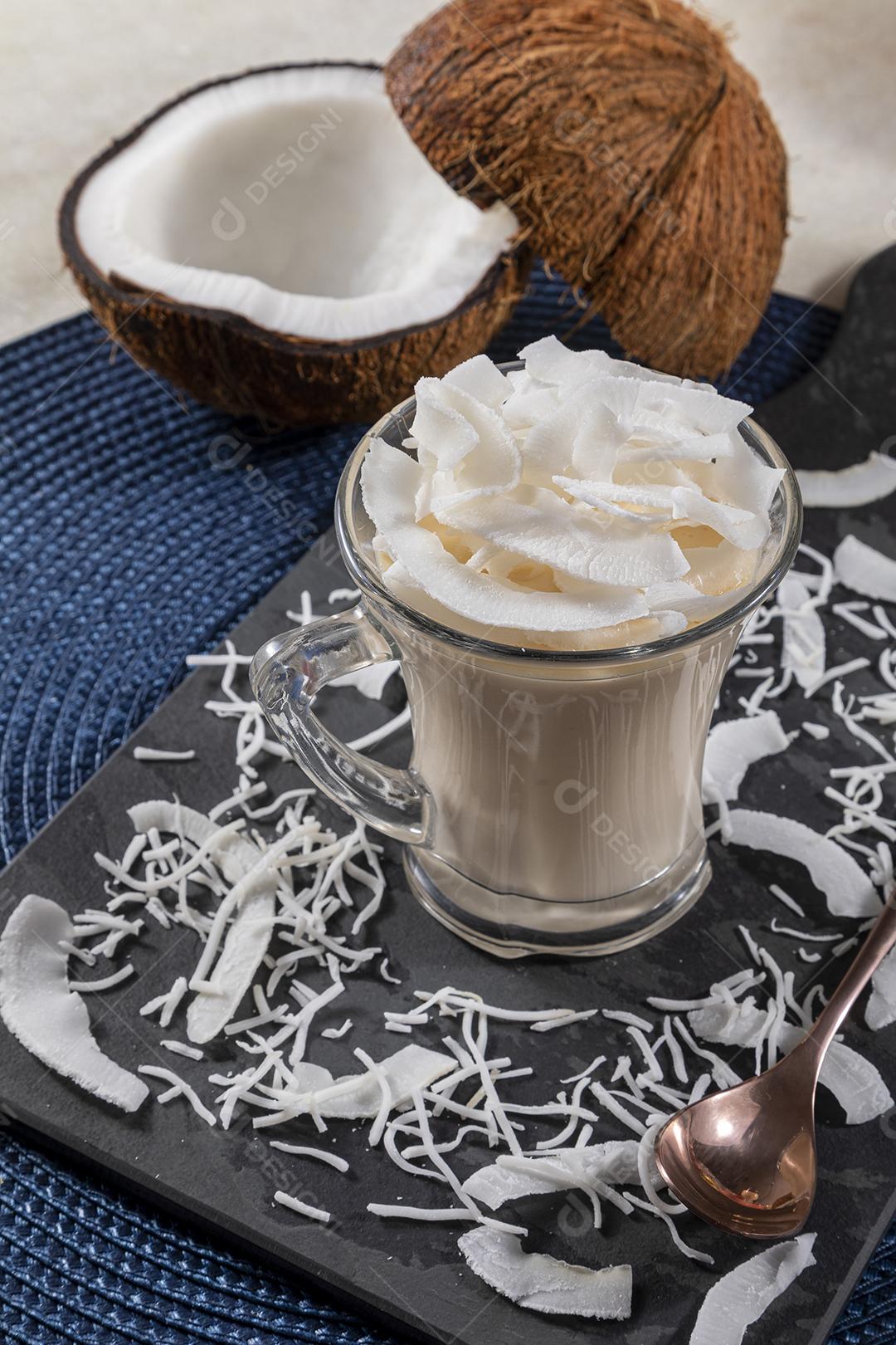 Delicioso mousse de côco em copo de vidro Imagem JPG