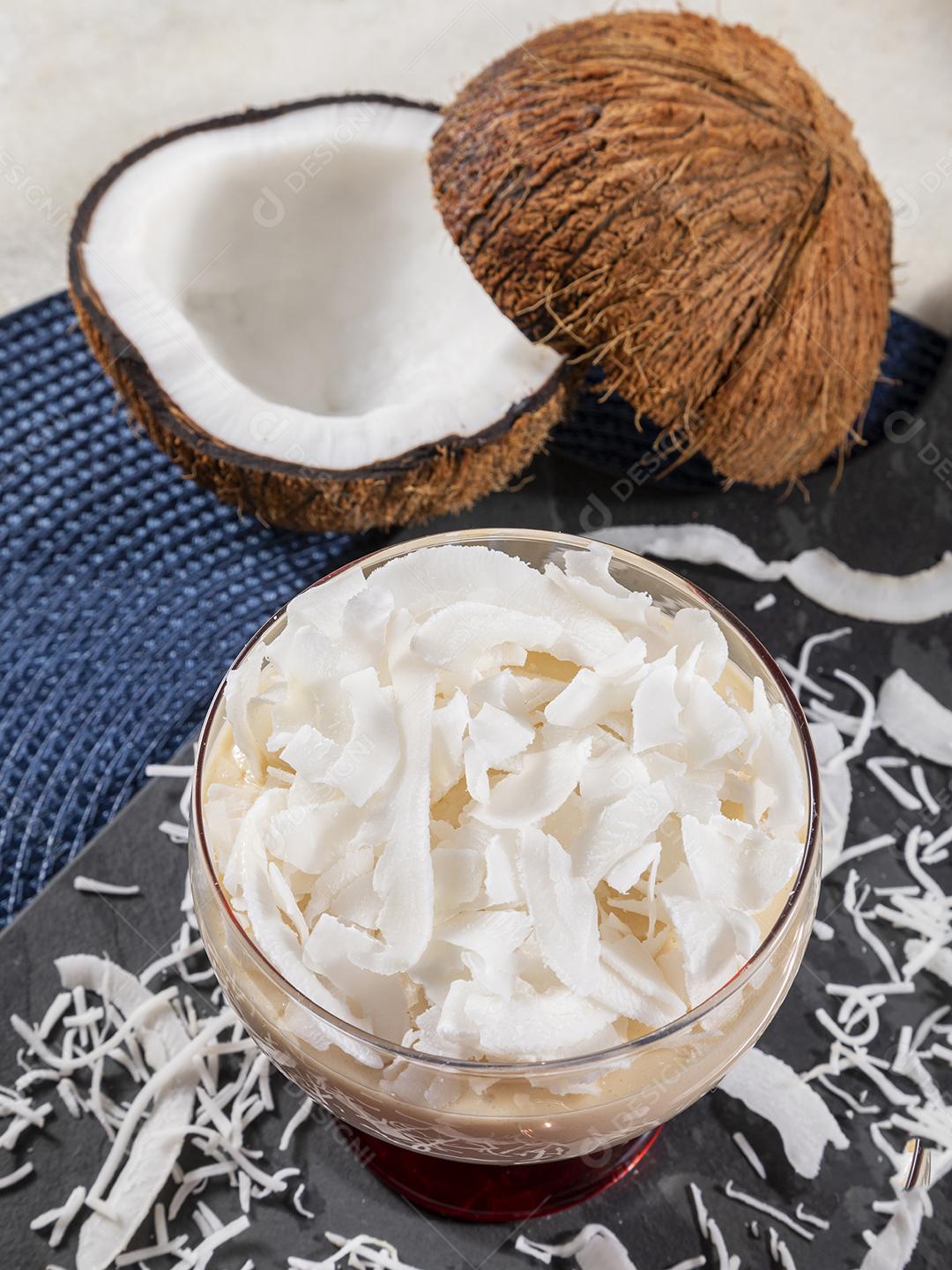 Mousse de côco em copo de vidro Imagem JPG