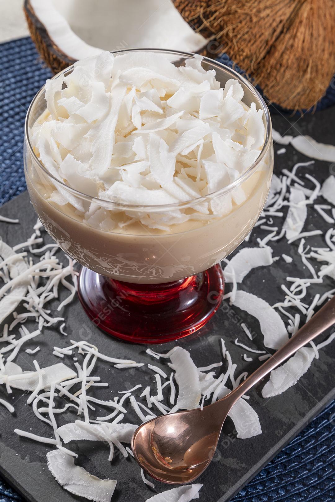 Delicioso mousse de côco em copo de vidro Imagem JPG