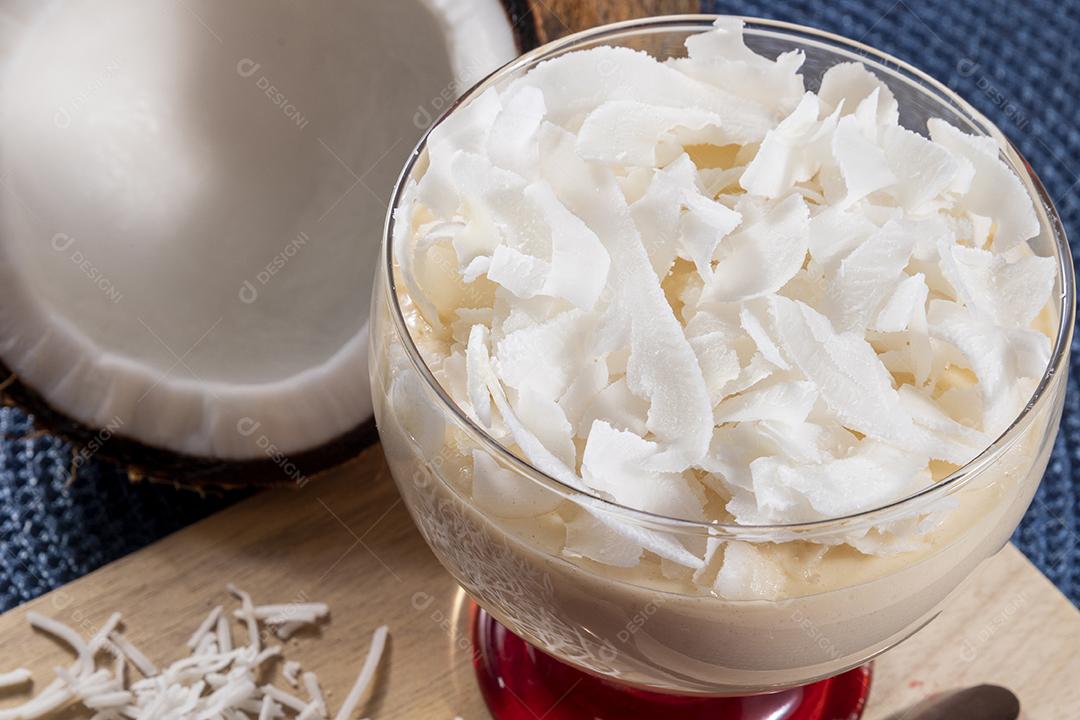 Delicioso mousse de côco em copo de vidro Imagem JPG