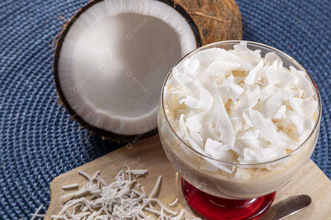 Mousse de côco em copo de vidro Imagem JPG