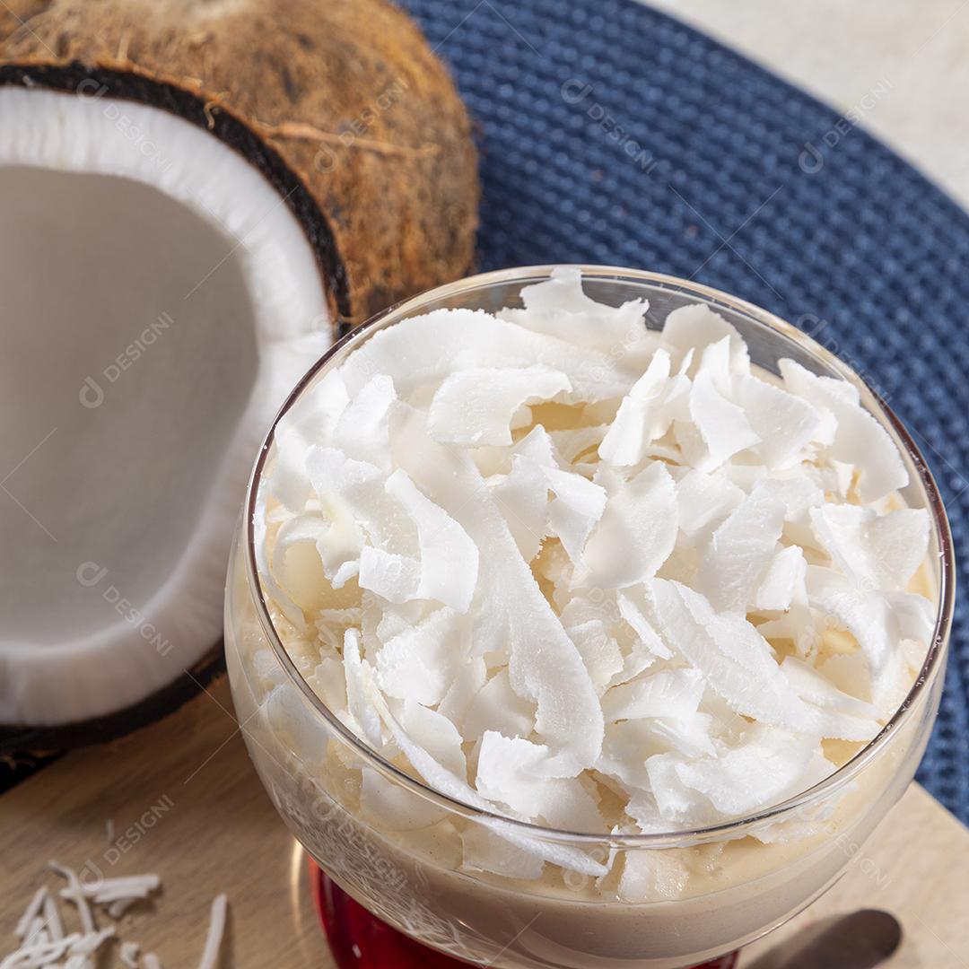 Delicioso mousse de côco em copo de vidro Imagem JPG