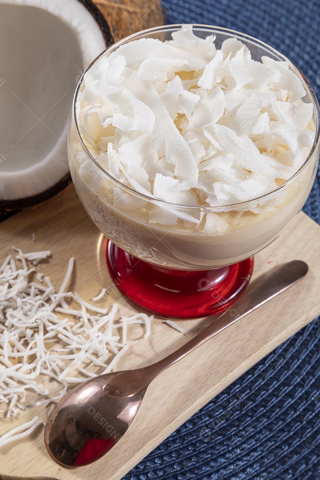 Delicioso mousse de côco em copo de vidro Imagem JPG