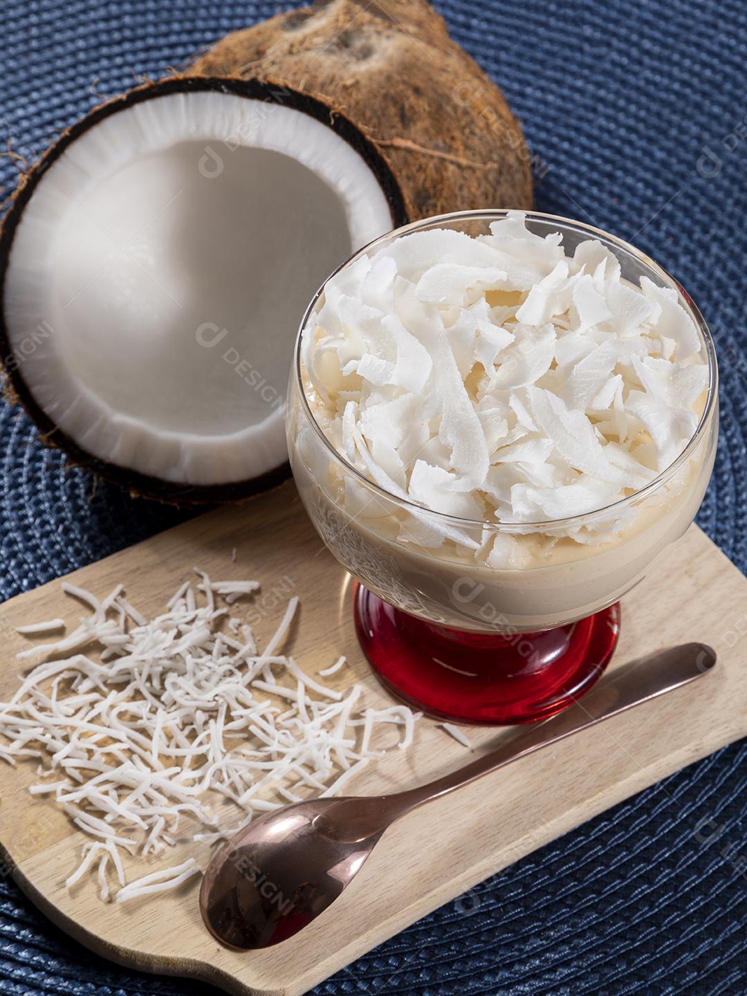 Mousse de côco em copo de vidro Imagem JPG