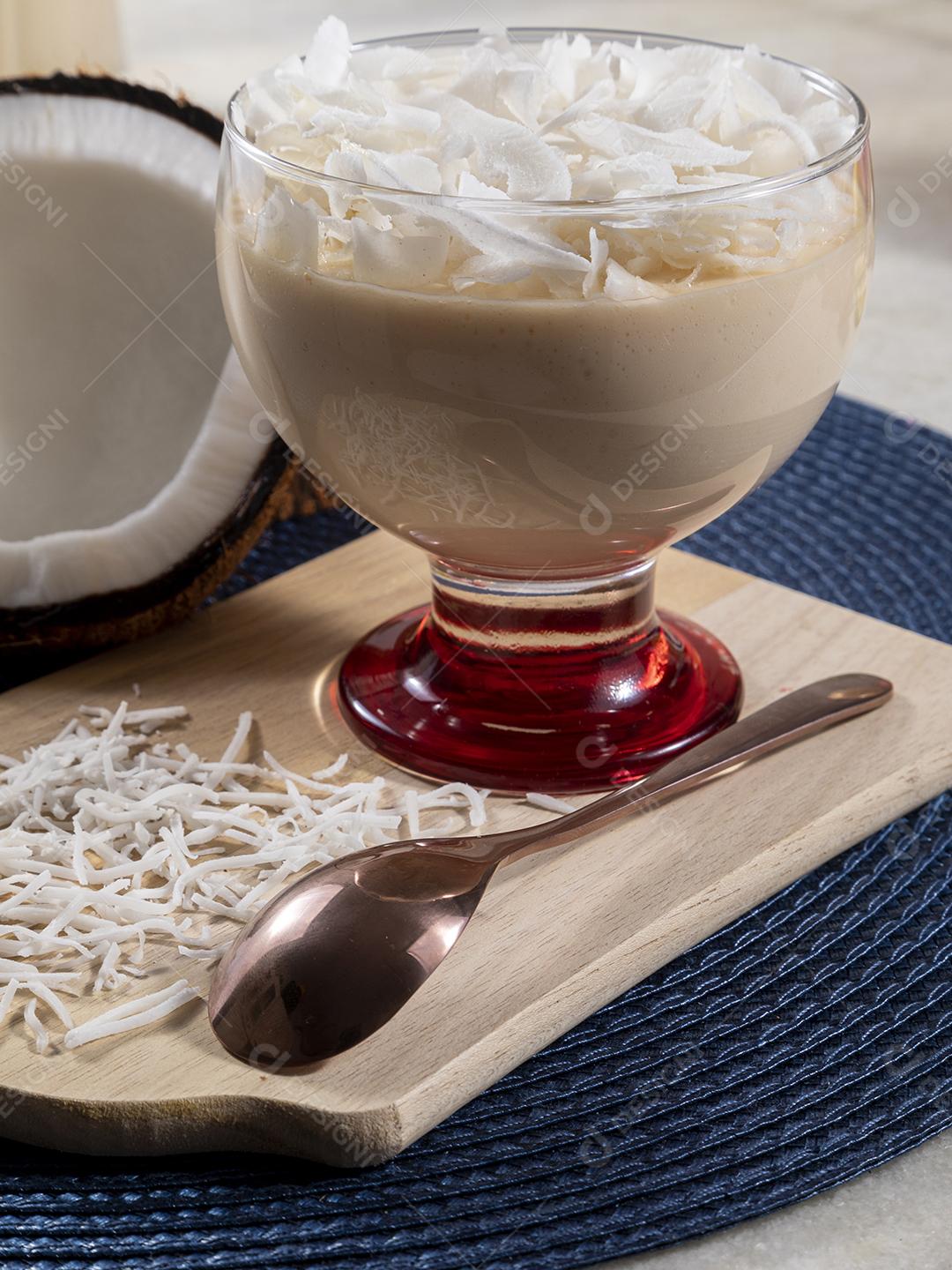 Mousse de côco em copo de vidro Imagem JPG