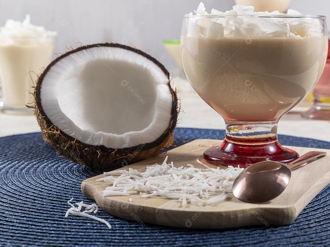 Mousse de côco em copo de vidro Imagem JPG