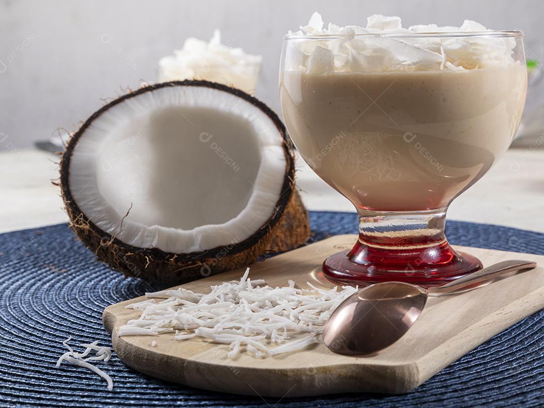 Mousse de côco em copo de vidro Imagem JPG