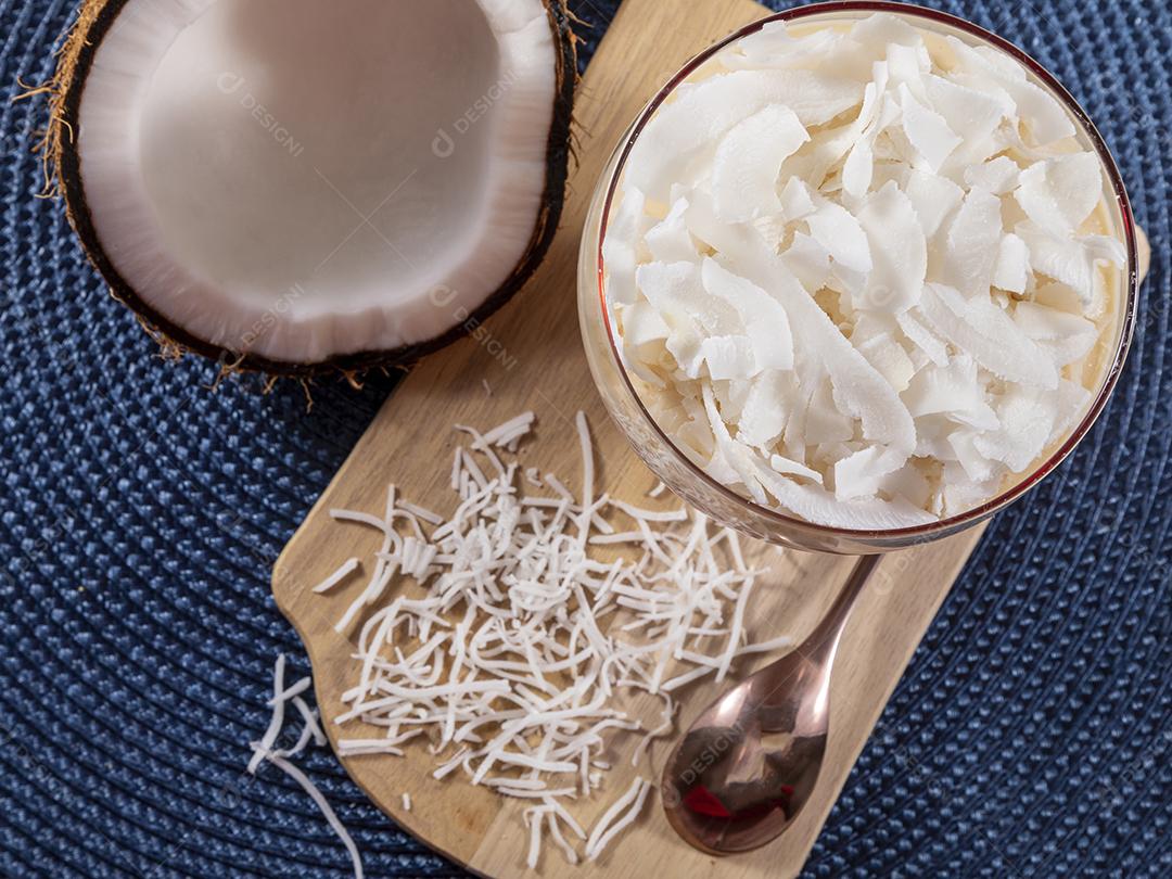 Mousse de côco em copo de vidro Imagem JPG