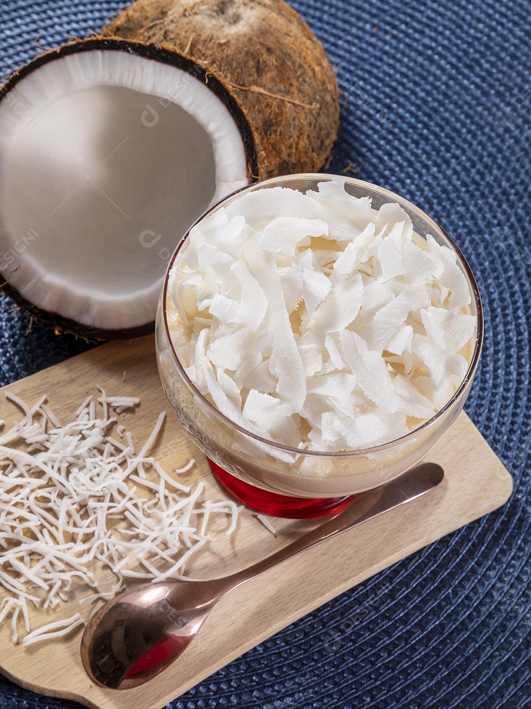 Delicioso mousse de côco em copo de vidro Imagem JPG