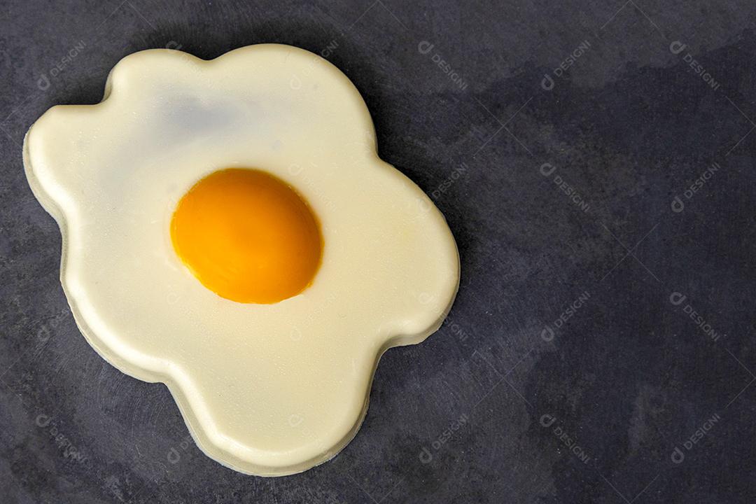 Ovos Recheados De Chocolate Formato De Ovo Frito Imagem JPG