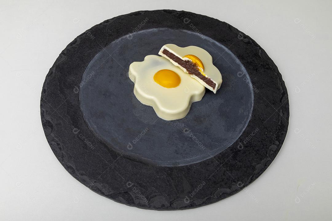 Ovos Recheados De Chocolate Formato De Ovo Frito Imagem JPG