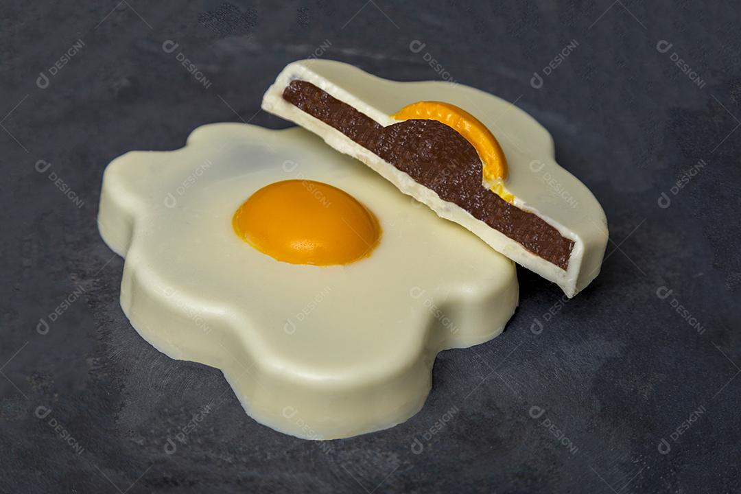 Ovos Recheados De Chocolate Formato De Ovo Frito Imagem JPG