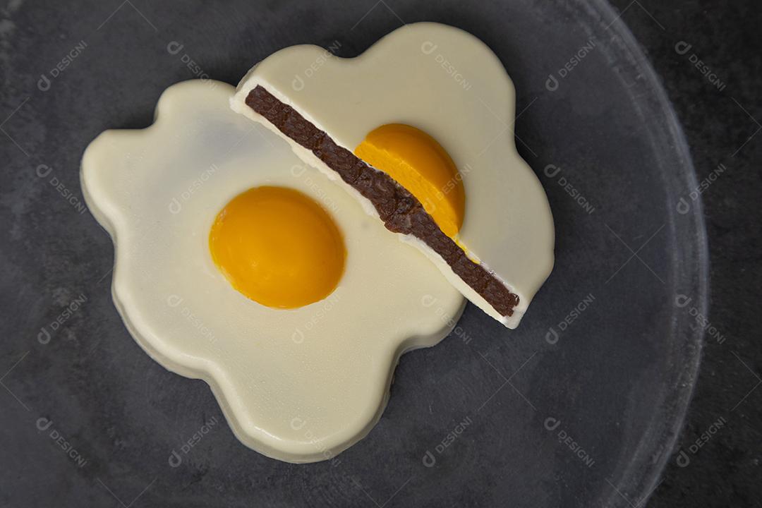 Ovos Recheados De Chocolate Formato De Ovo Frito Imagem JPG