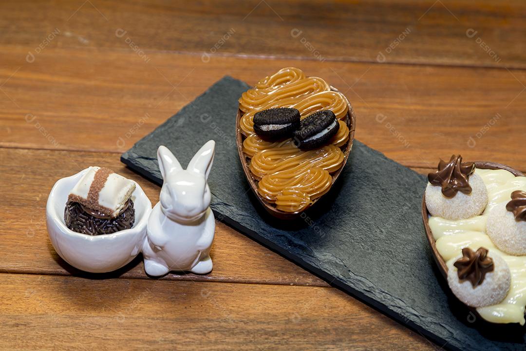 Brigadeiro trufado de chocolate em porcelana coelho Imagem JPG