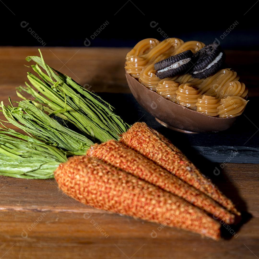 Ovos de Colher Recheado Com Chocolates Imagem JPG