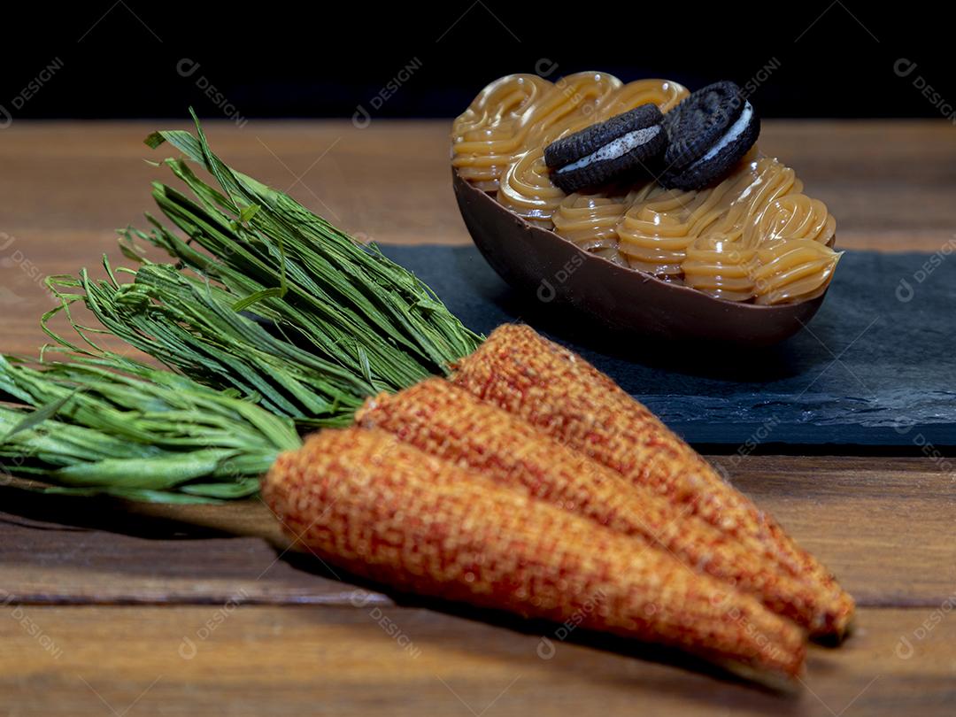 Ovos de Colher Recheado Com Chocolates Imagem JPG