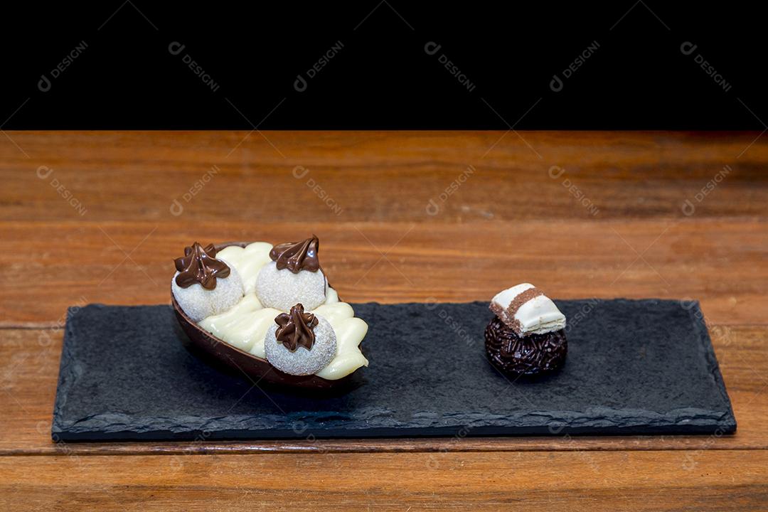 Ovo de páscoa de chocolate e trufa de chocolate Imagem JPG