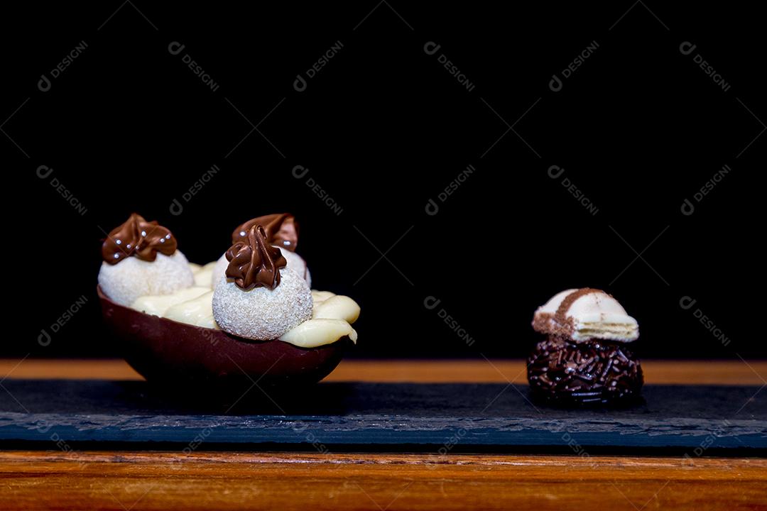 Ovo de páscoa de chocolate e trufa de chocolate Imagem JPG