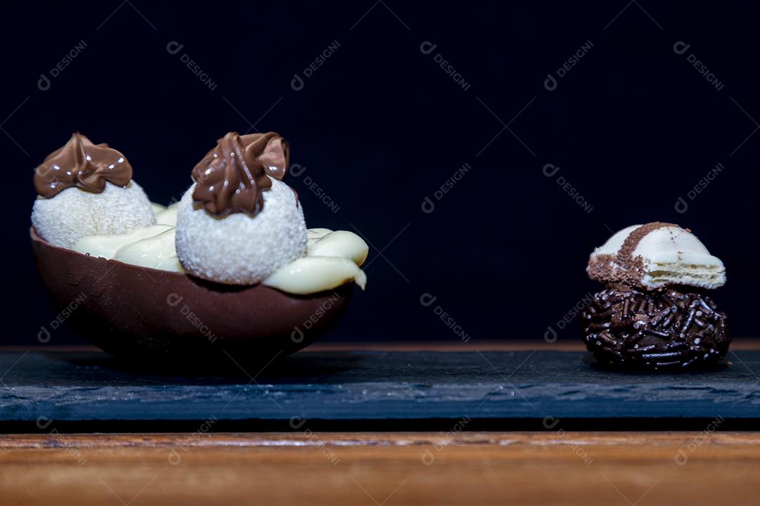 Ovo de páscoa de chocolate e trufa de chocolate Imagem JPG