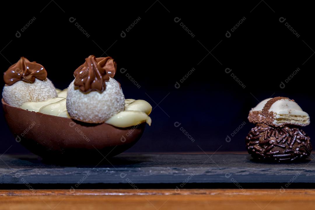 Ovo de páscoa de chocolate e trufa de chocolate Imagem JPG