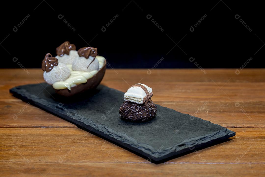 Ovo de páscoa de chocolate e trufa de chocolate Imagem JPG