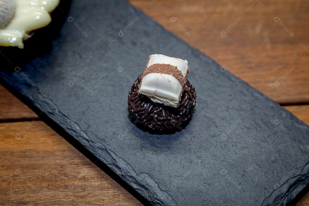 Ovo de páscoa de chocolate e trufa de chocolate Imagem JPG