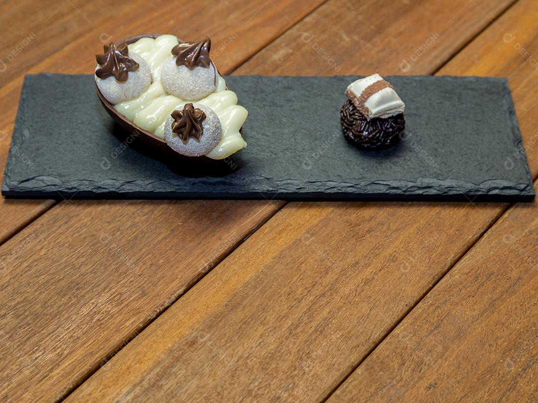 Ovo de páscoa de chocolate e trufa de chocolate Imagem JPG