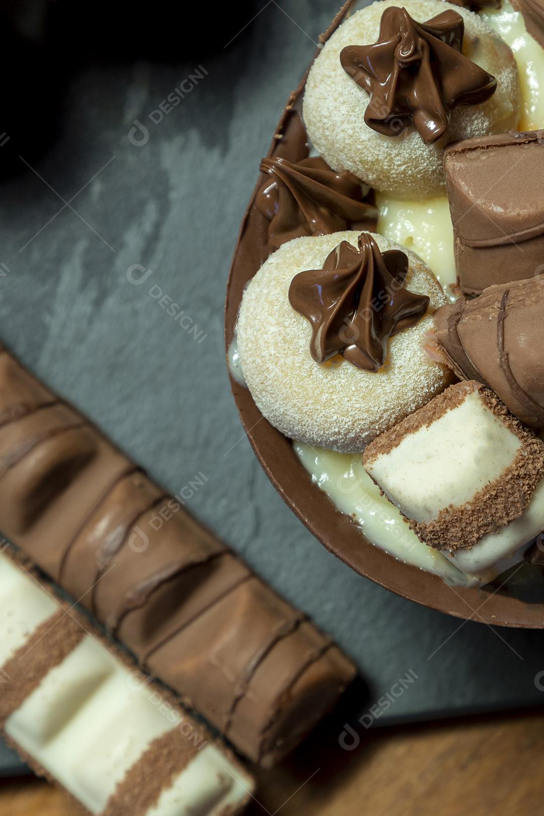 Ovo de Colher Recheado De Chocolate Imagem JPG