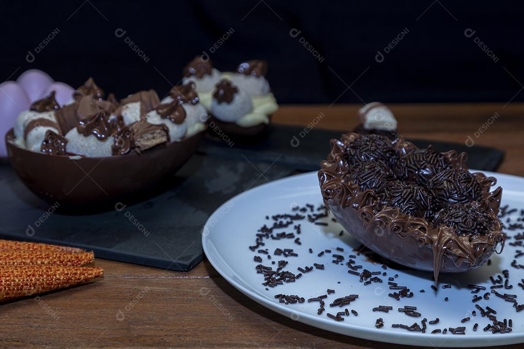 Ovo de Colher Recheado De Chocolate Imagem JPG