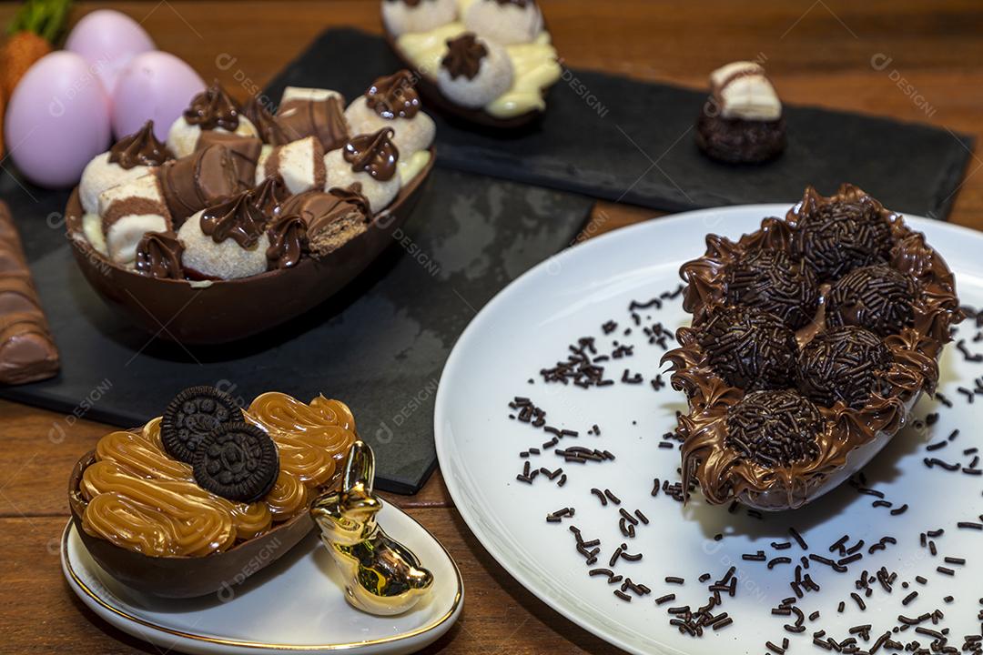 Ovos de Colher Recheado Com Chocolates Imagem JPG