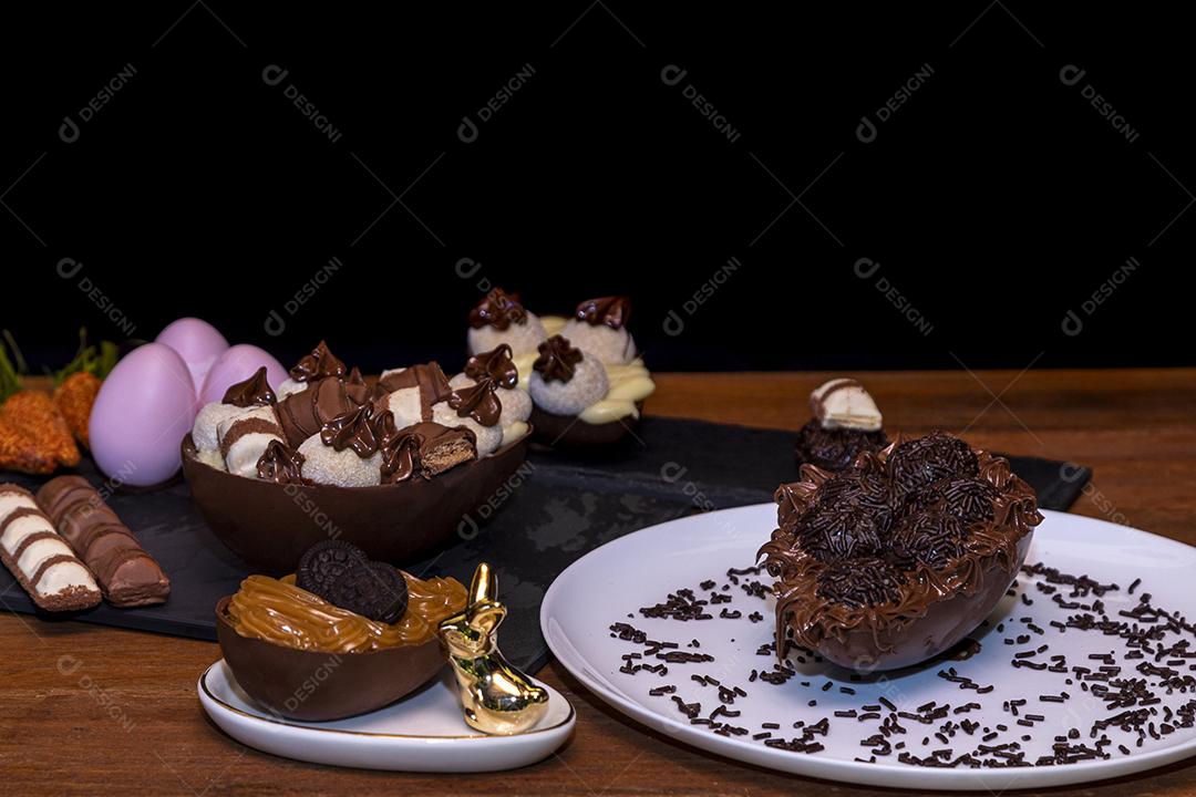 Ovos de Colher Recheado Com Chocolates Imagem JPG