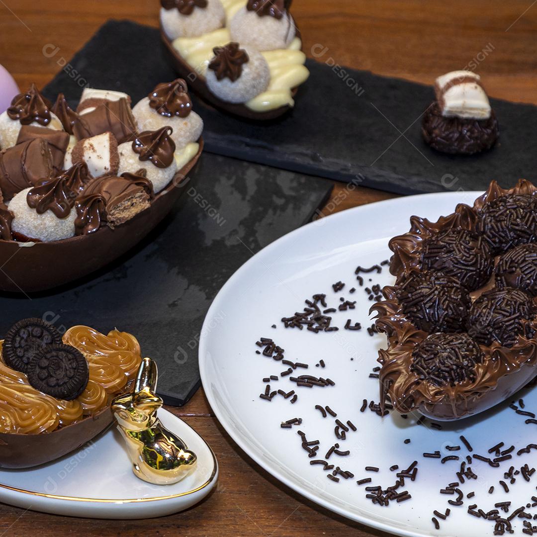 Ovos de Colher Recheado Com Chocolates Imagem JPG