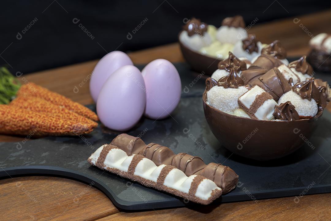 Ovo de Colher Recheado De Chocolate Imagem JPG